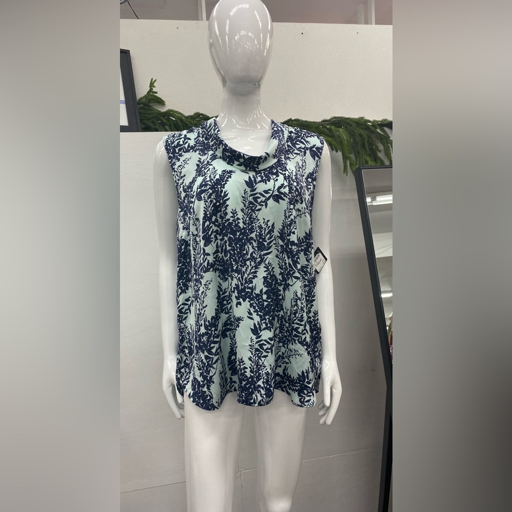 NWT Halogen Navy and White Floral Top